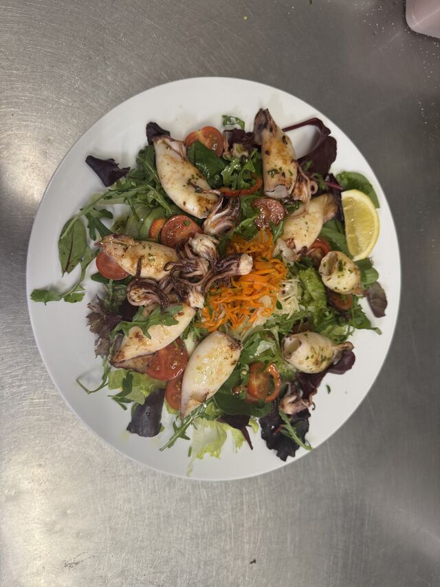 Calamari auf Salat