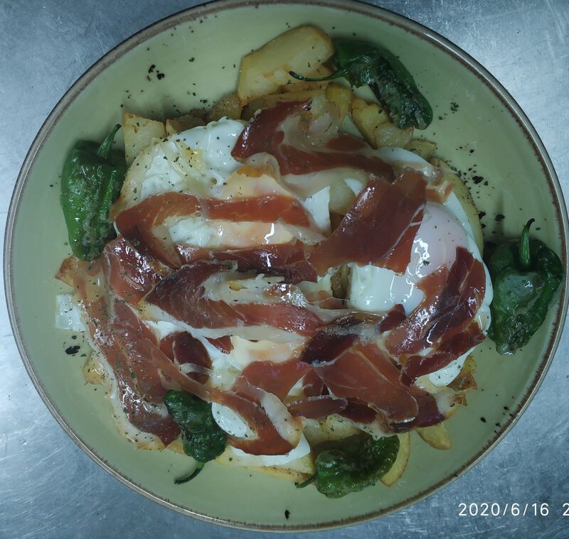 HUEVOS ROTOS CON JAMÓN Y PIMIENTOS DE GUERNICA 
