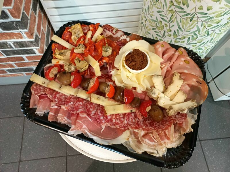 Plateau apèritif. ...
5 charcuteries 4 fromage antipasti du moment...
Grissini au Focaccia.