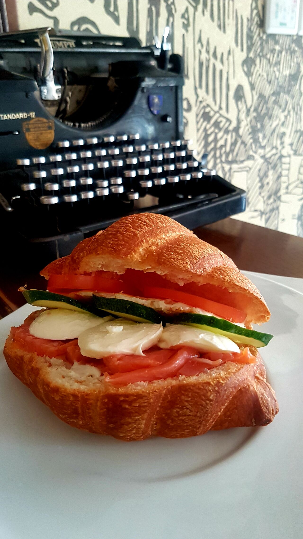 Круасан з лососем