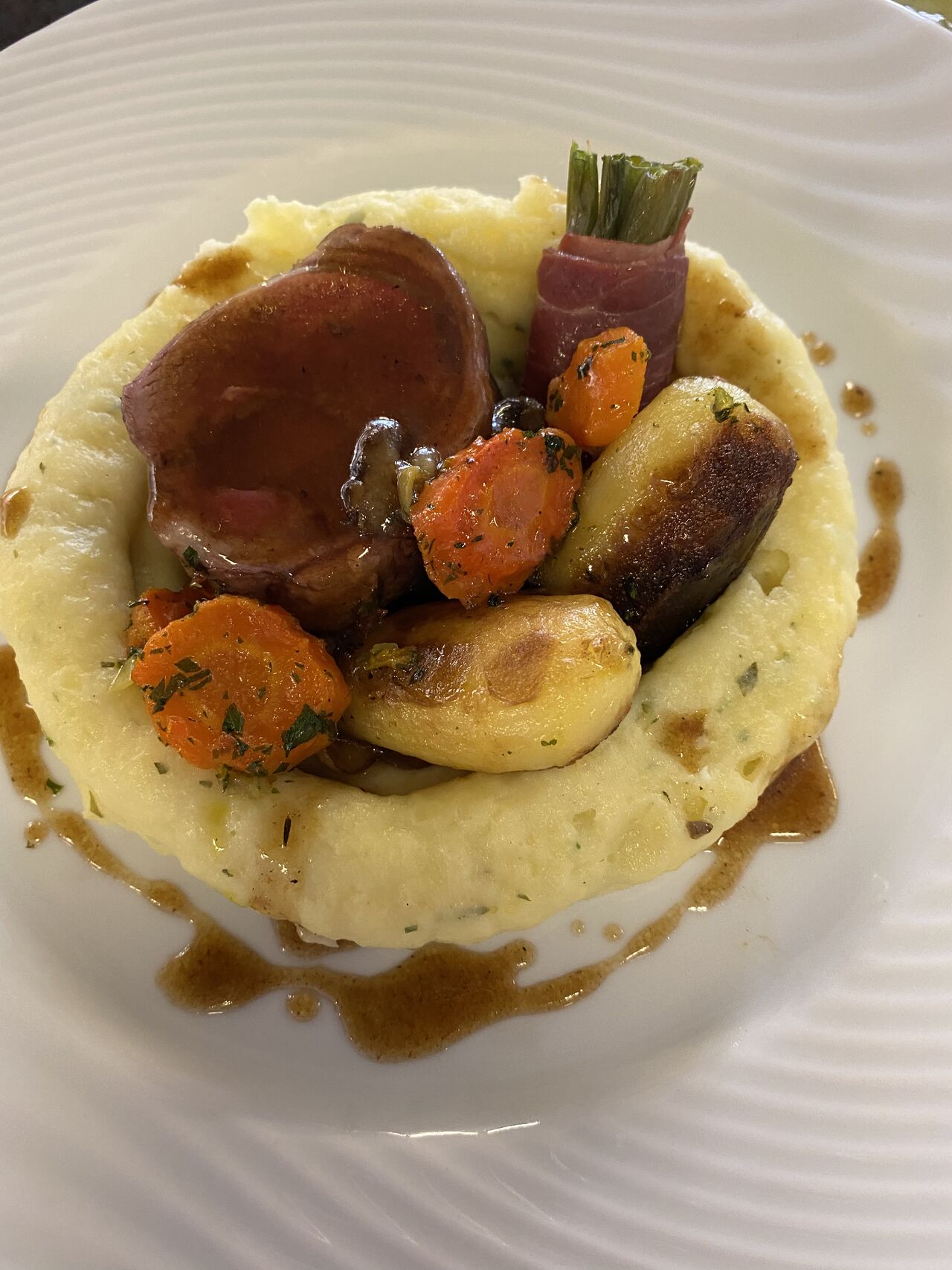 purée de pomme de terre maison, agneau et jardinière de légume 