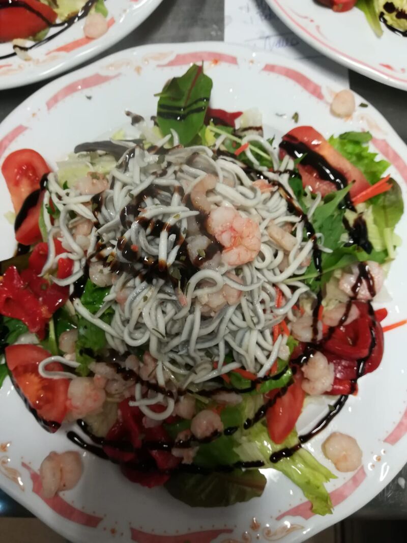 Ensalada templada de gulas y gambas