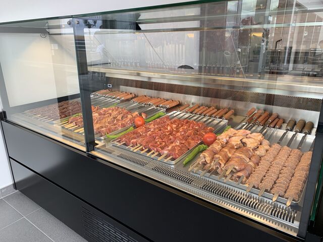 Unsere offene Schauküche mit unserem Holzkohlengrill