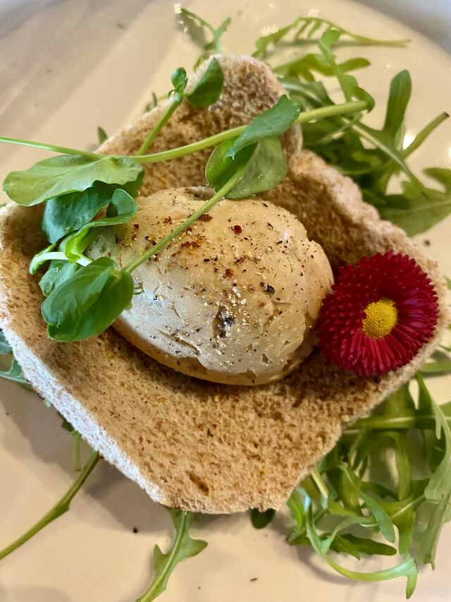 Oeuf de foie gras , nid de foin printanier