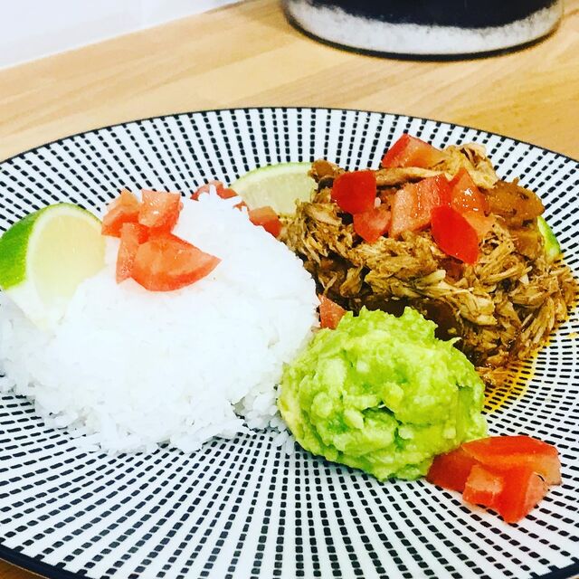 Pulled pork (Echine de porc marinée aux épices doux mijoté pendant 24 heures) accompagné de son riz parfumé nature et guacamole