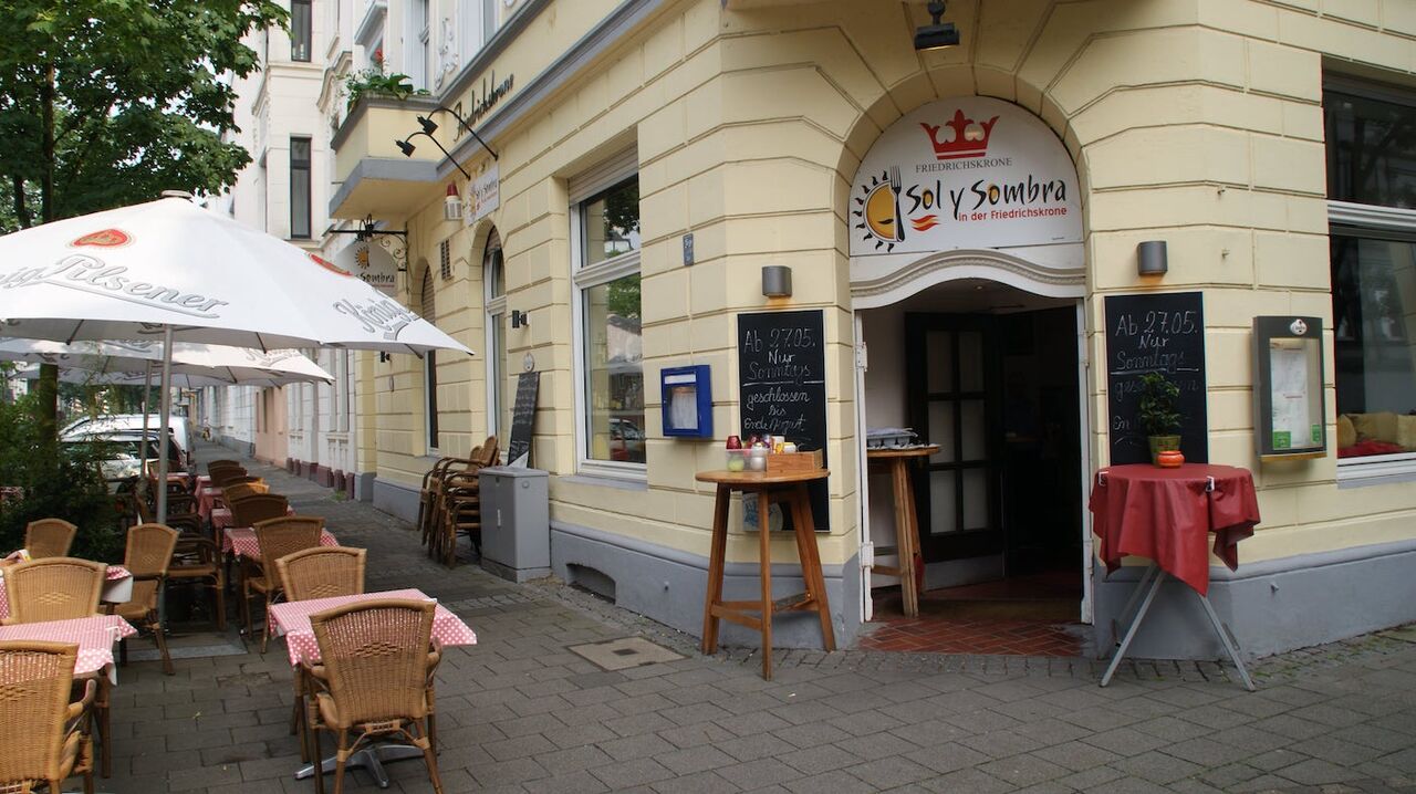 Genießen Sie unsere Küche auf unserer geräumigen Terrasse.
Sonne, Sangria und Paella.
Restaurant Sol y Sombra, Düsseldorf
