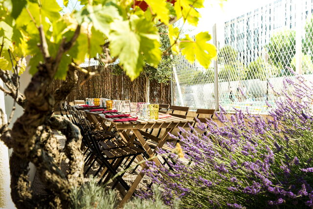 Terrasse sous les parasols