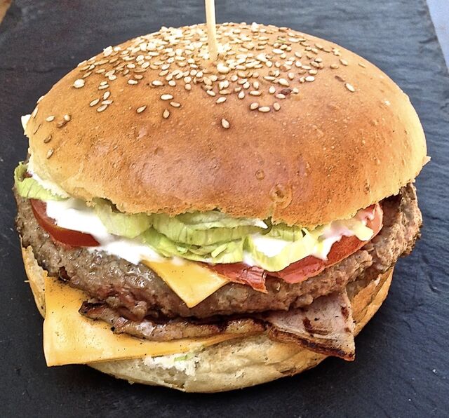 BURGER MAISON
Viande fraiche charolaise, pain boulanger, sauce maison, légumes frais