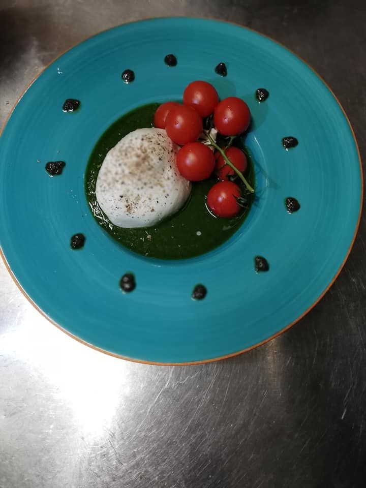 Burrata en salsa pesto casera