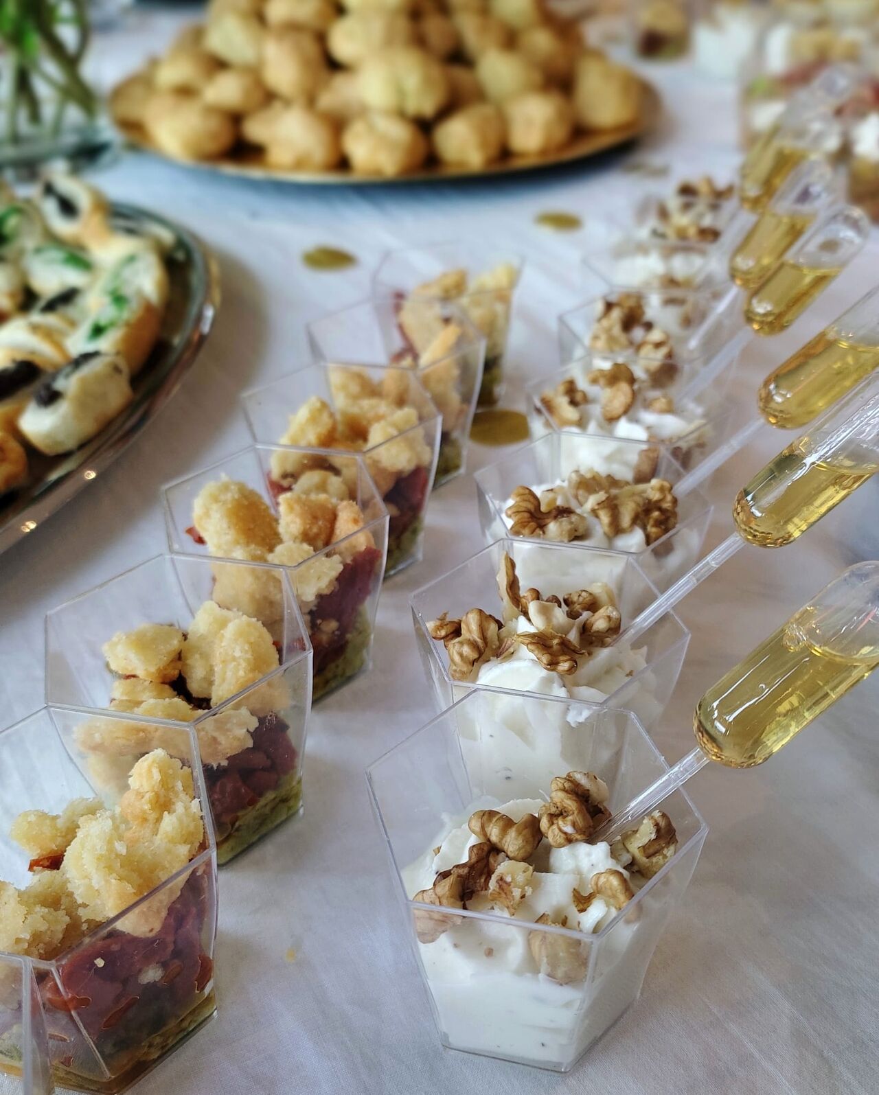 Verrine crème de chèvre aux noix et Tartare de tomate et crumble de parmesan 