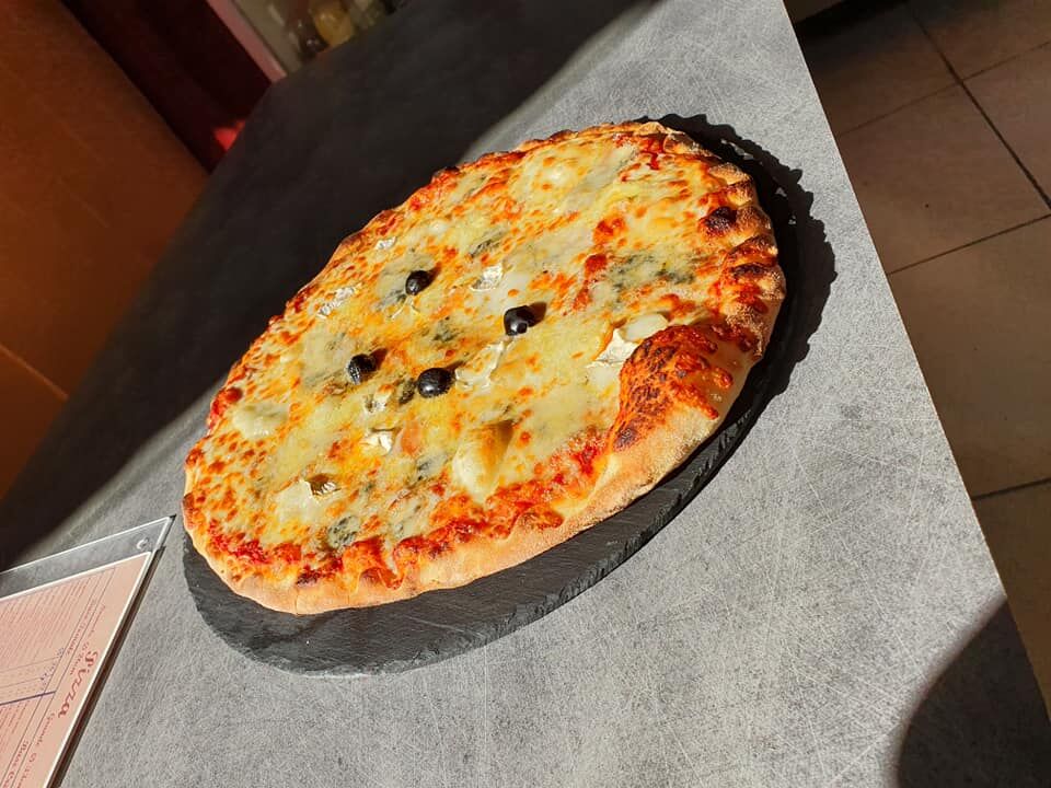 4 FROMAGES:
Base tomate, chèvre, roquefort, reblochon, mozza, olives.
