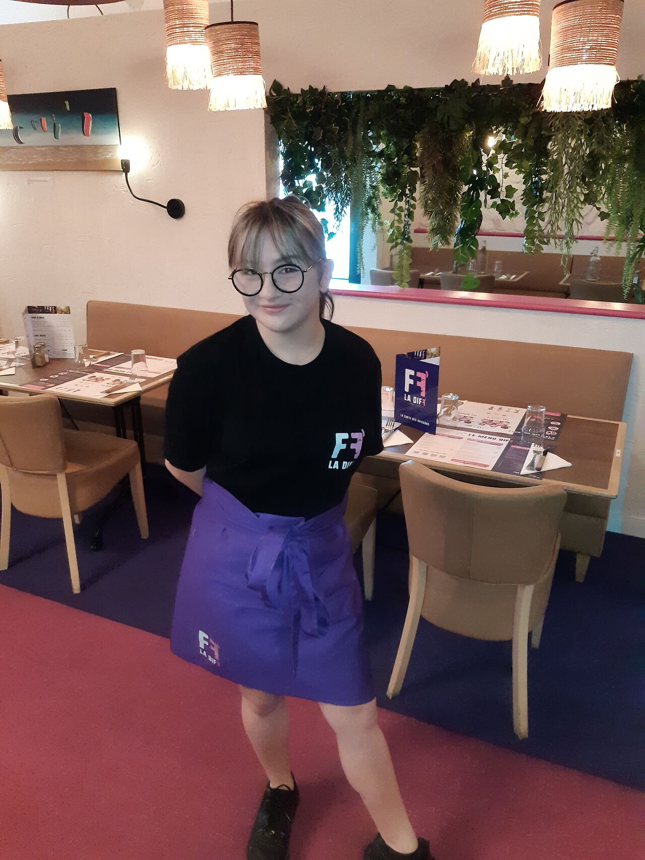 Lisa, Apprentie Serveuse en Salle