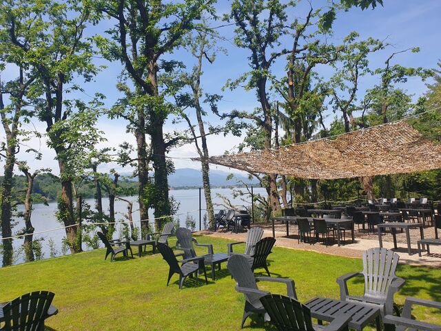 La nostra terrazza panoramica per i vostri pranzi e cene in compagnia di amici con una vista mozzafiato sul lago di Monate.