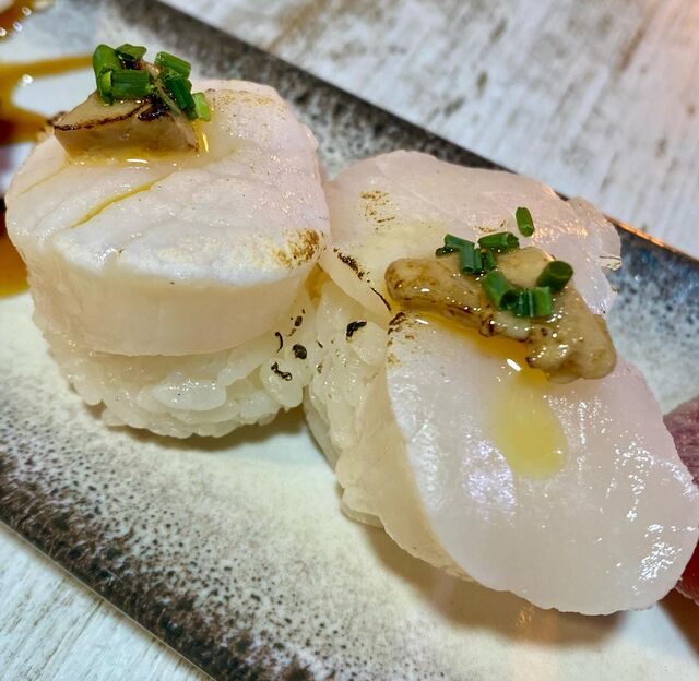 Niguiri de viera con foie (hotateagui)