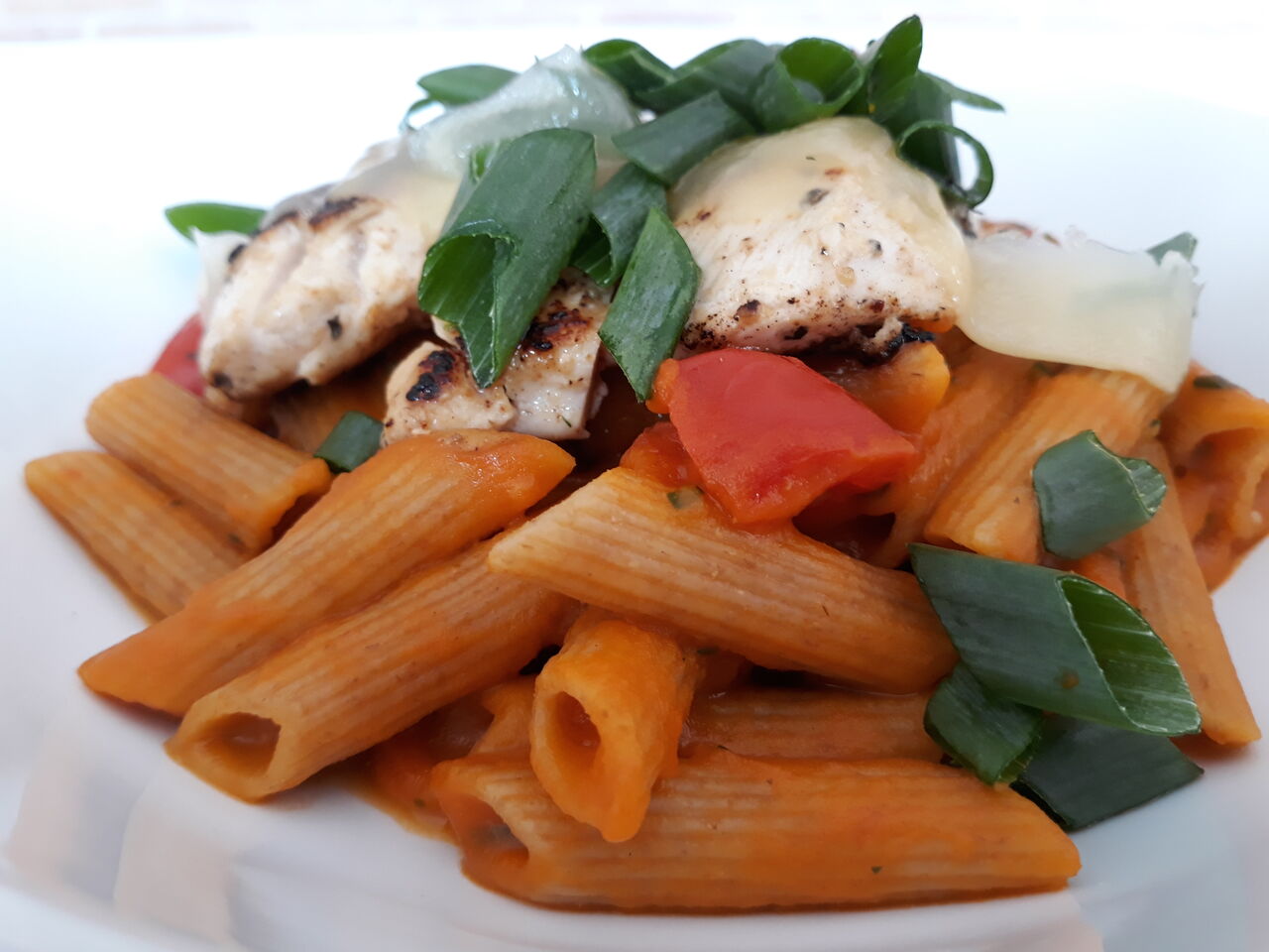 Makaron razowy penne z kurczakiem i sosem pomidorowym