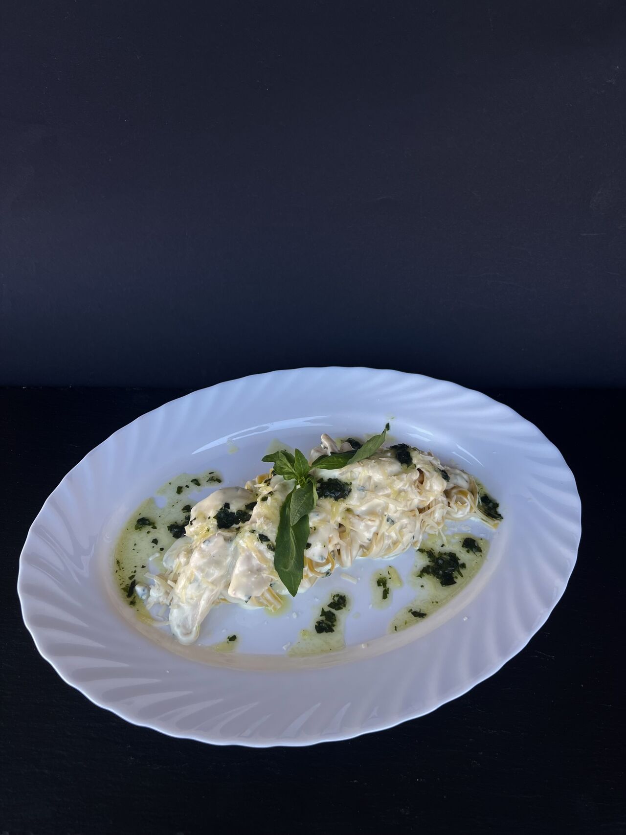 Linguine se sýrovo - smetanovou omáčkou a kuřecím masem, bazalkové pesto