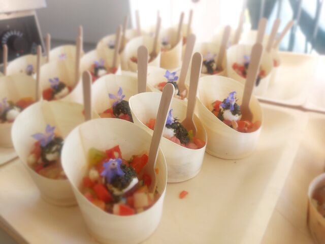 Tartare de tomates anciennes pignons basilic frais 