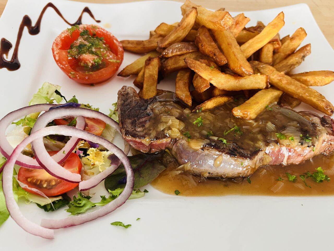 Faux filet frites maison tomate provençale