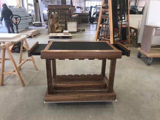 FABRICATION PAR GROSSO AGENCEMENT DU CHARIOT à ALCOOLS EN NOYER MASSIF................