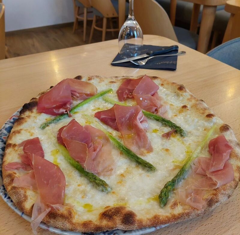 Pizza con asparagi e prosciutto crudo