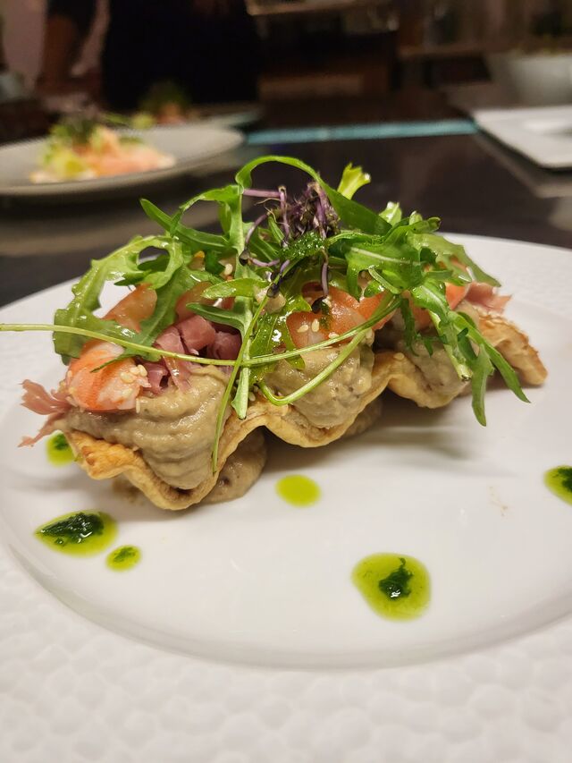 La tarte fine revisitée, caviar d'aubergine, crevettes et jambon de pays