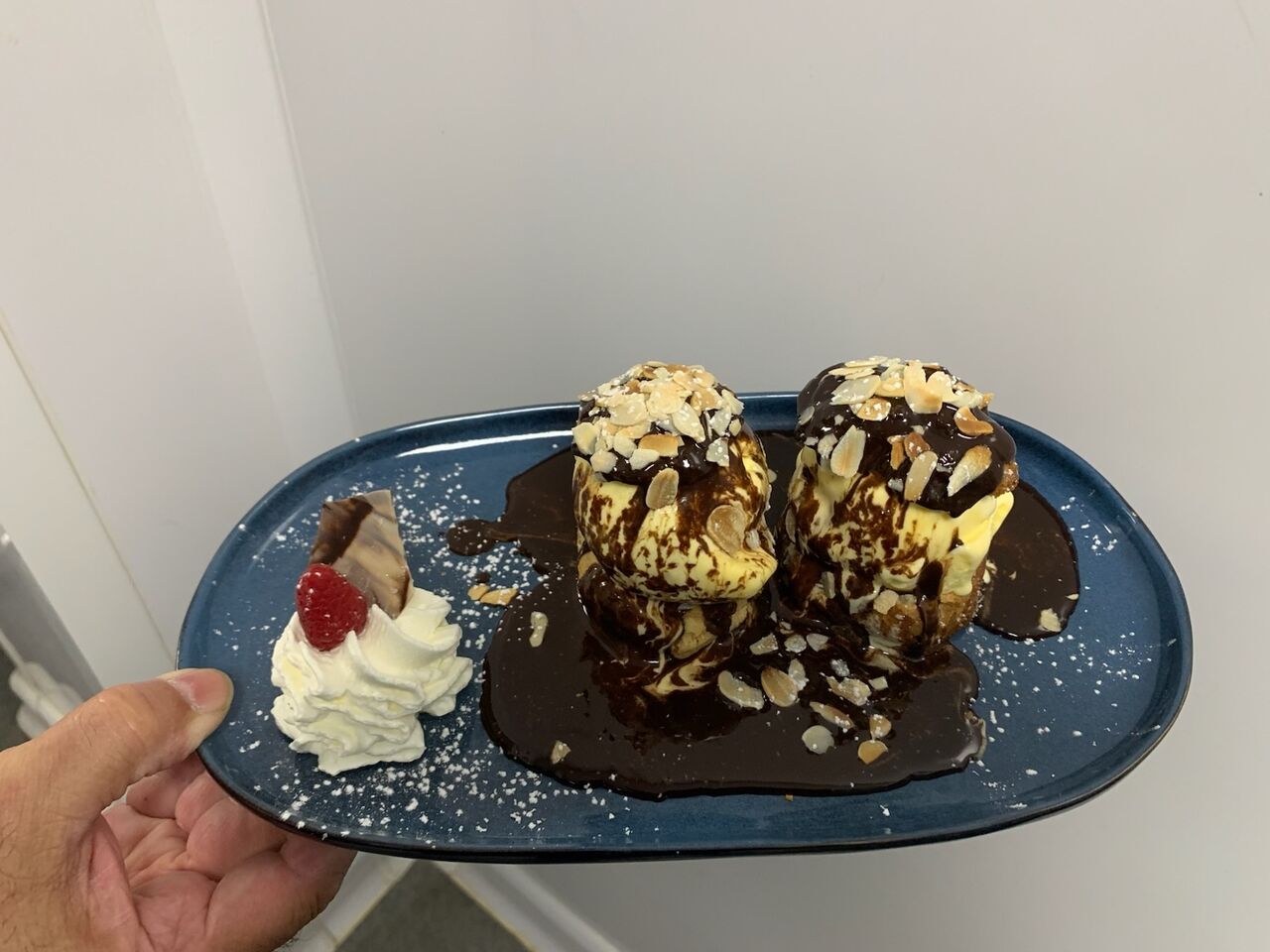 Profiteroles avec ses choux maison garnis à la glace de Madagascar et chocolat chaud