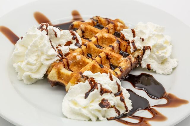 Gofre con nata y sirope