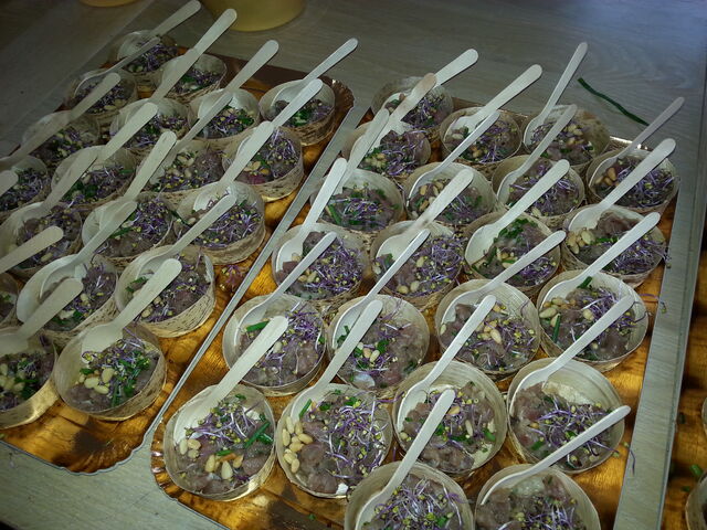 tartare de thon,pignons de pins et germes de betteraves