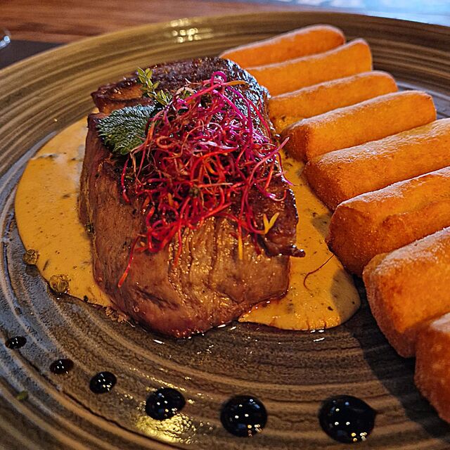 BEEFSTEAK U UMAKU OD ZELENOG PAPRA S DOMAĆIM KROKETIMA