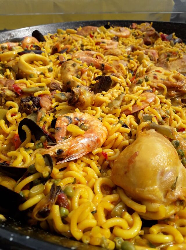 FIDEUA COMME UNE PAELLA :11€ la part Poulet, gambas, fruits de mer, pâtes, poivron..