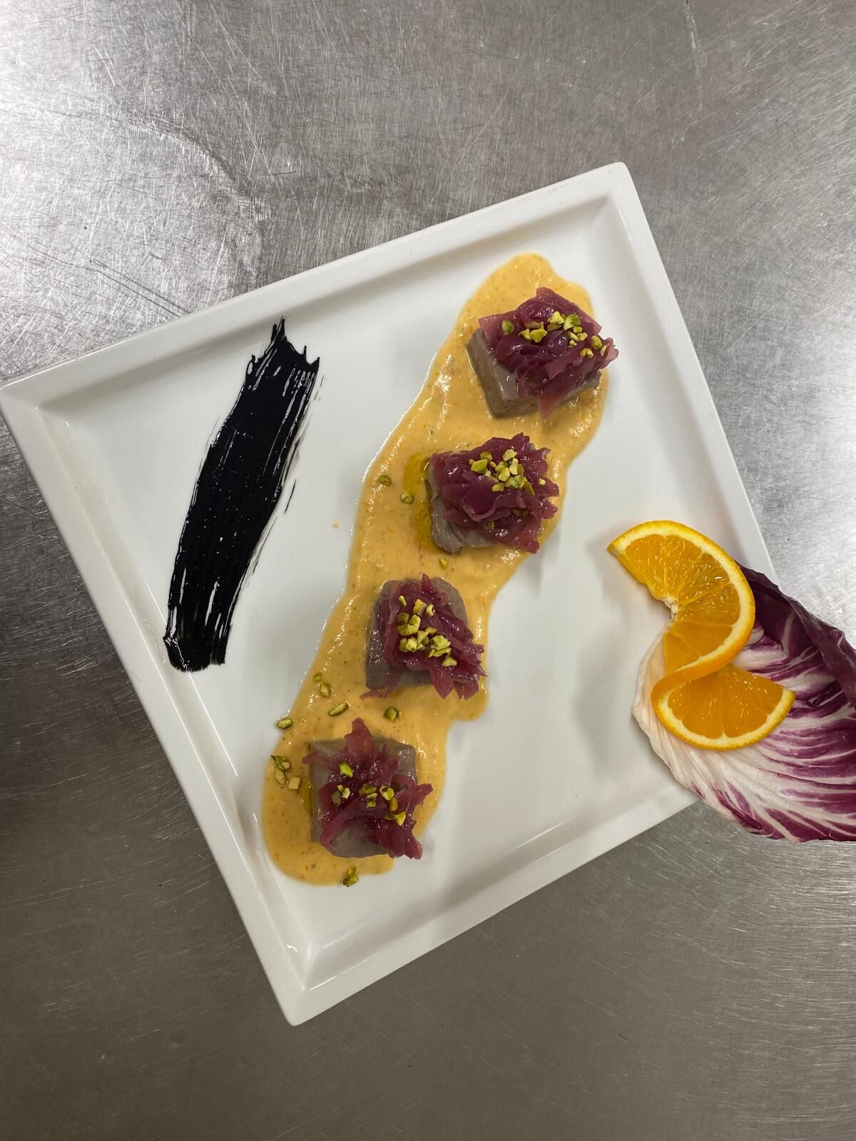 Cubotti di tonno con cipolle di tropea e granella di pistacchi