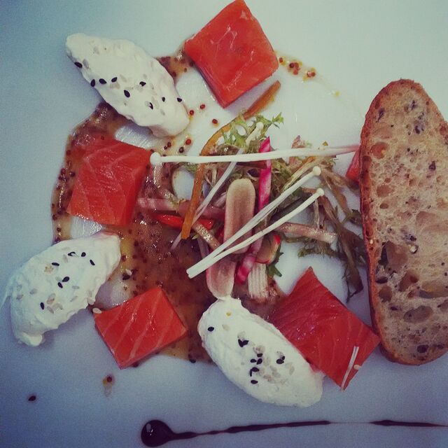 Gravlax de Saumon Label Rouge / Vinaigrette Miel-Moutarde à l'Ancienne / Crème Montée 
