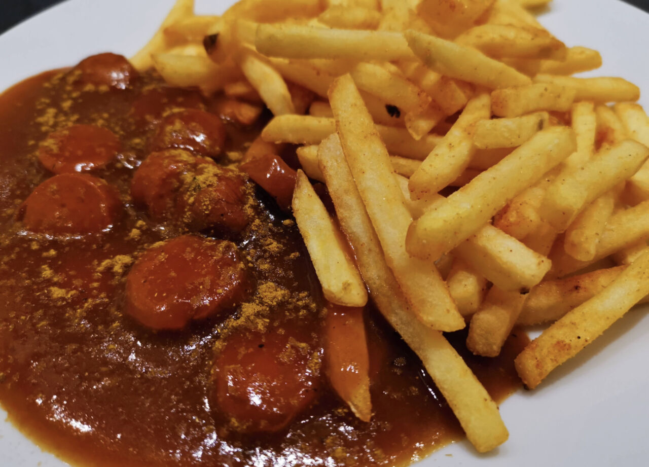 Currywurst mit Pommes