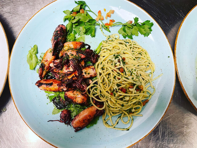 Baby Calamari mit Spaghetti Aglio e Olio e peperonchini 