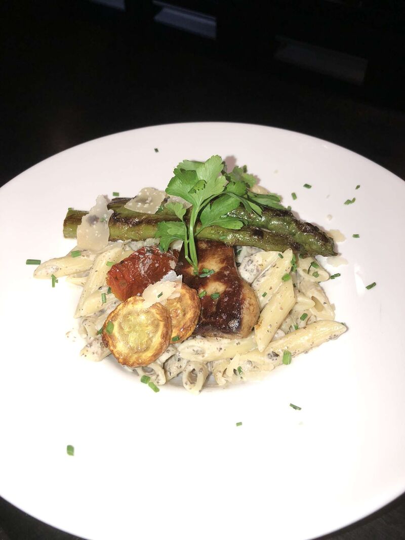 Penne à la crème de truffe, escalope de foie gras et ses asperges vertes