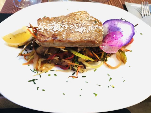 Steak de thon mi-cuit WOK de légumes aux saveurs asiatiques