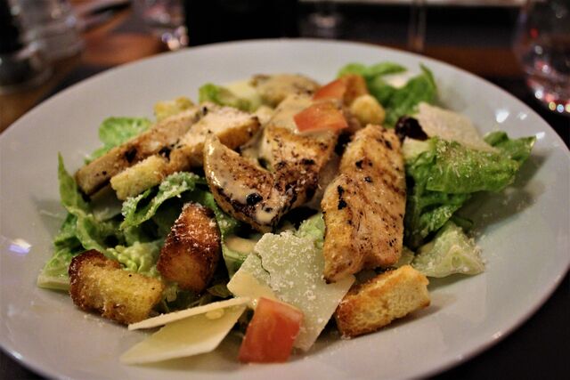 Caesar salade. La vraie avec notre sauce authentique La véritable caesar c’est avec une sauce maison aux anchois.