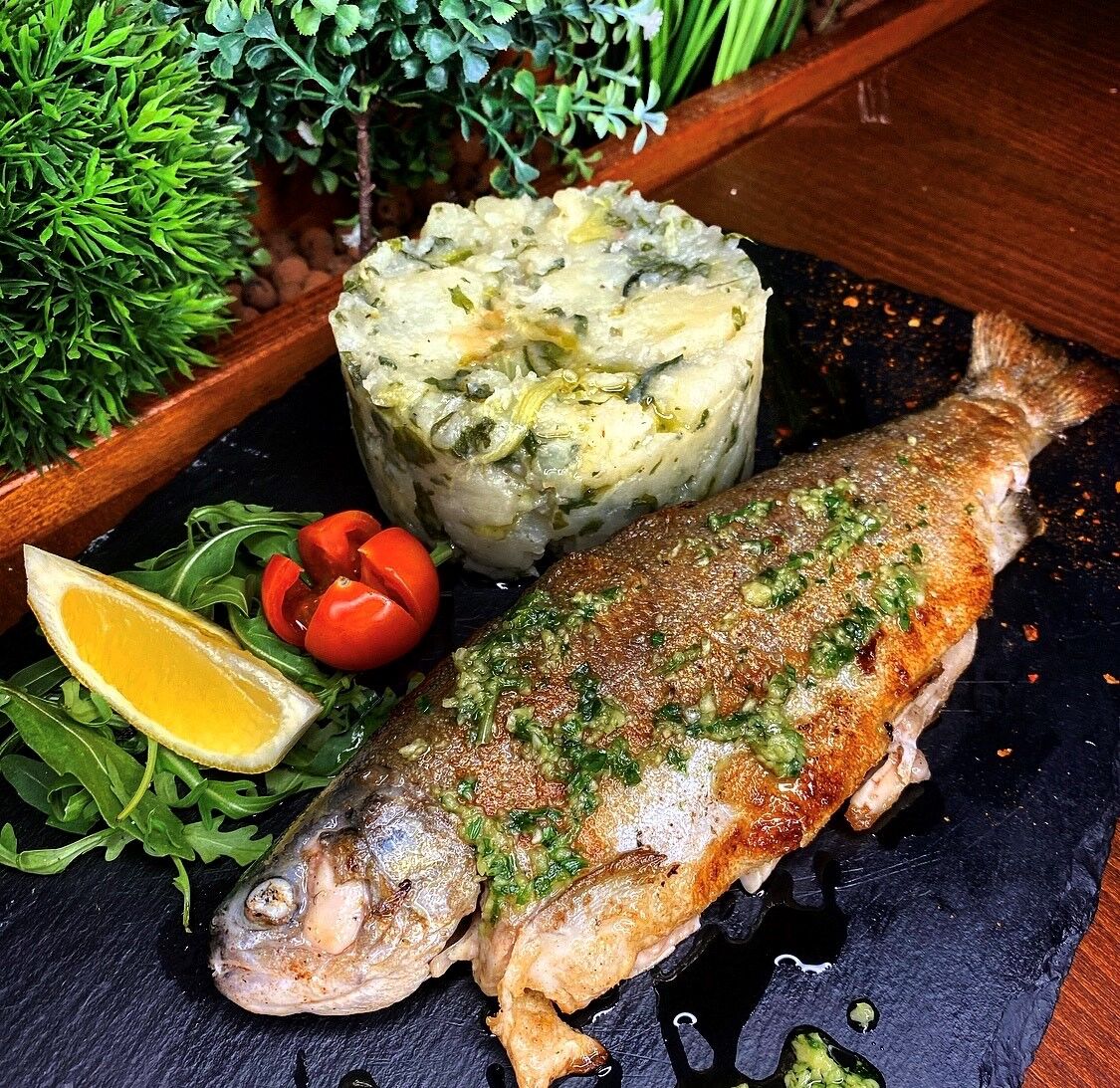 PASTRVA SA ŽARA- KRUMPIR BLITVA