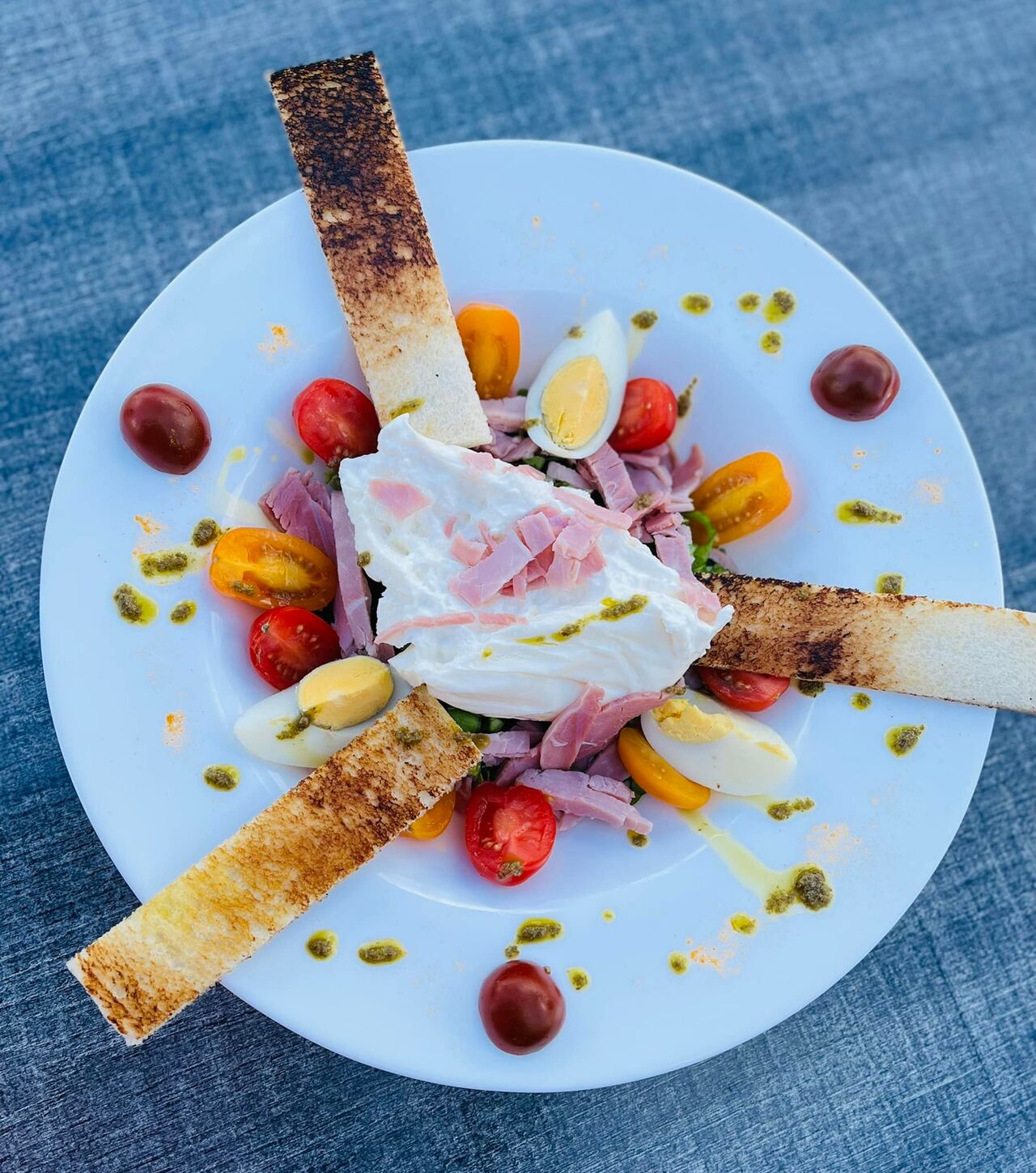 Maxi Burrata/ jambon/ méli-mélo de tomates aux 2 pesto