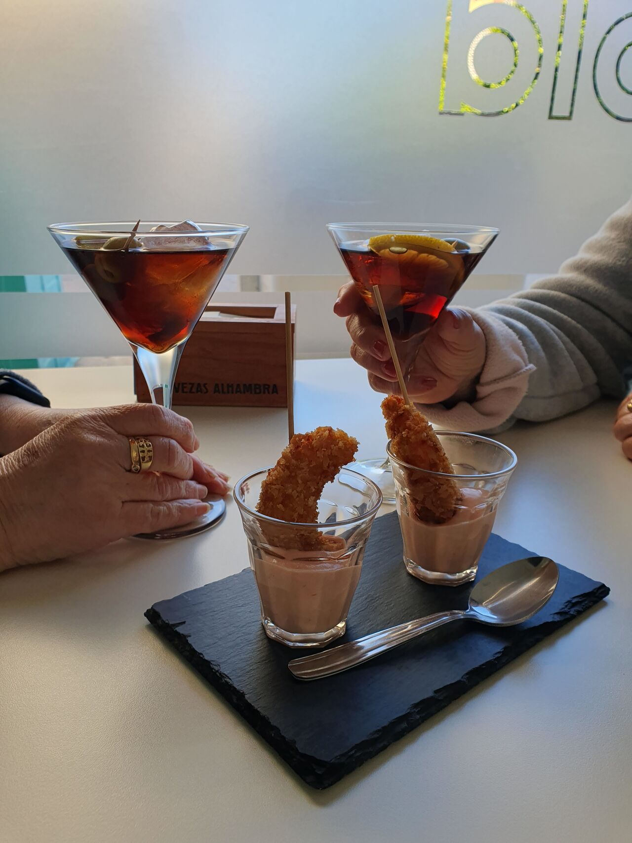 Vermú con tapa de langostino en salsa rosa