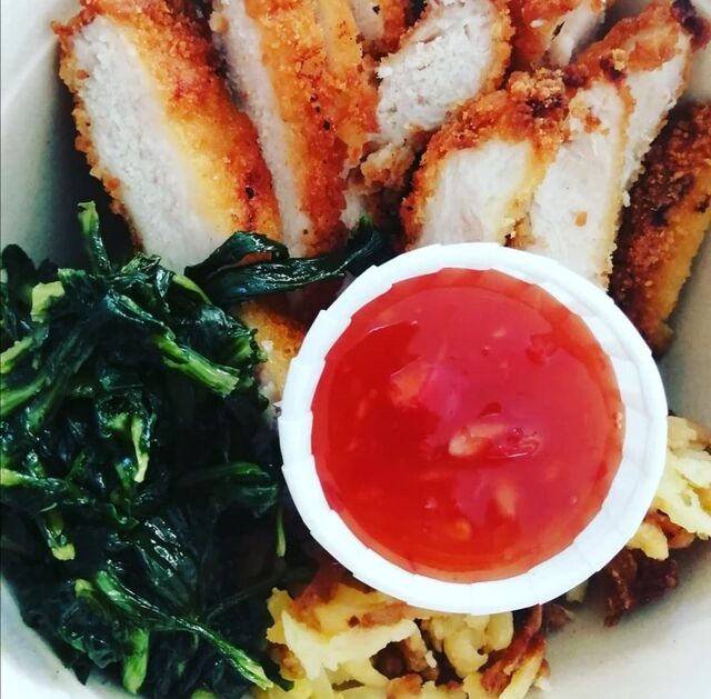 Tagliata di pollo con patate al forno, cicoria ripassata in padella e salsa agrodolce