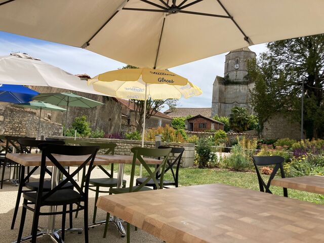 la terrasse face à l'eglise de Cozes pour un moment de détente incomparable