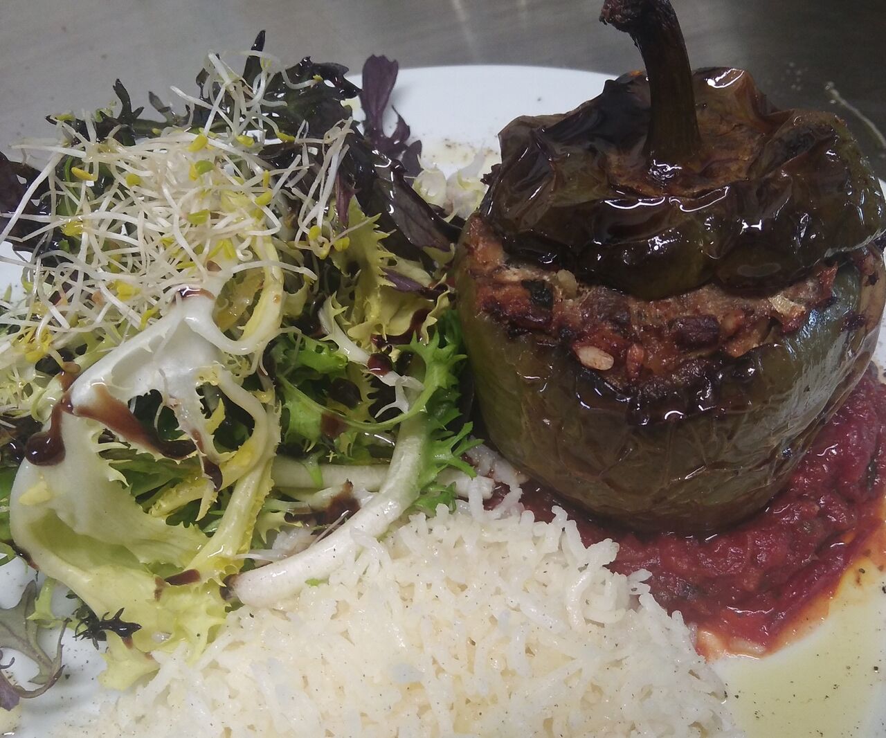  Plat du jour : poivron farci terre et mer (boeuf et sardines), riz pilaf salade