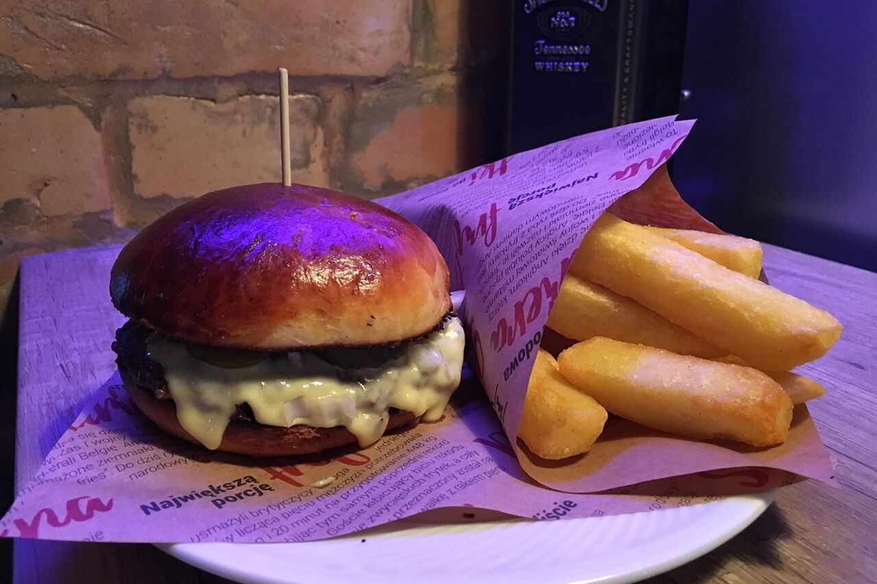 Burgery i pizza przyrządzane od podstaw...