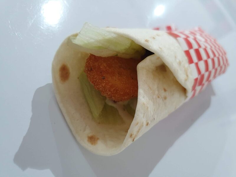 Wrappy 3.50€
Menu Enfant: 6.50€
(petite galette de blé, 2x Tenders, salade, oignons frits, sauce blanche) 