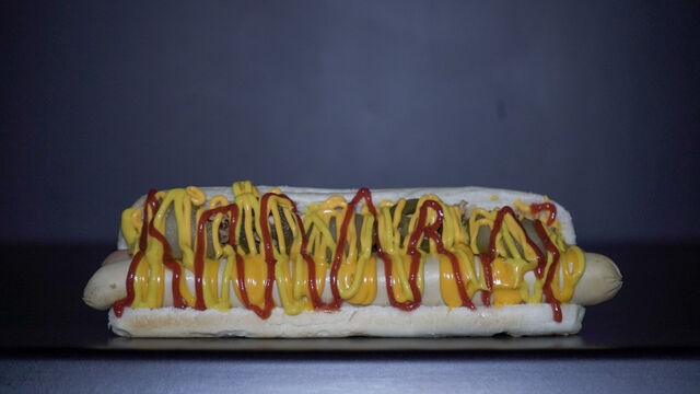 THE BULL DOG
pain moelleux, 2 saucisses, cheddar, oignons frits, cornichons, piment jalapenos,
sauces : ketchup / moutarde 