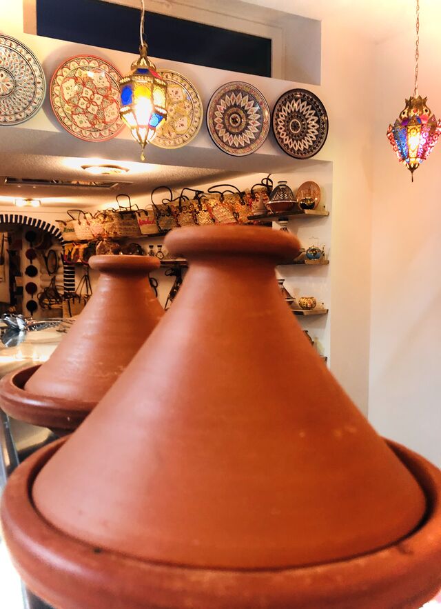 Lassen Sie sich von den leckeren Gerichten in der traditionell marokkanischen Tajine überraschen!