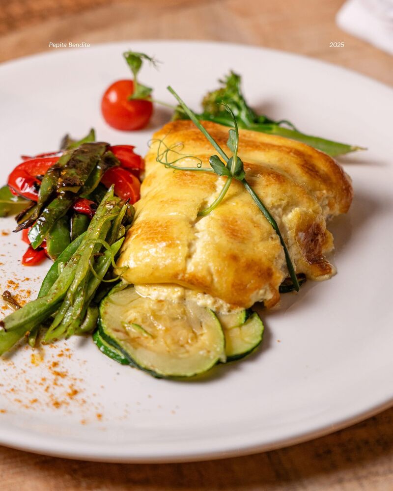 Bacalao confitado sobre verduras especiadas y alioli de curry. 