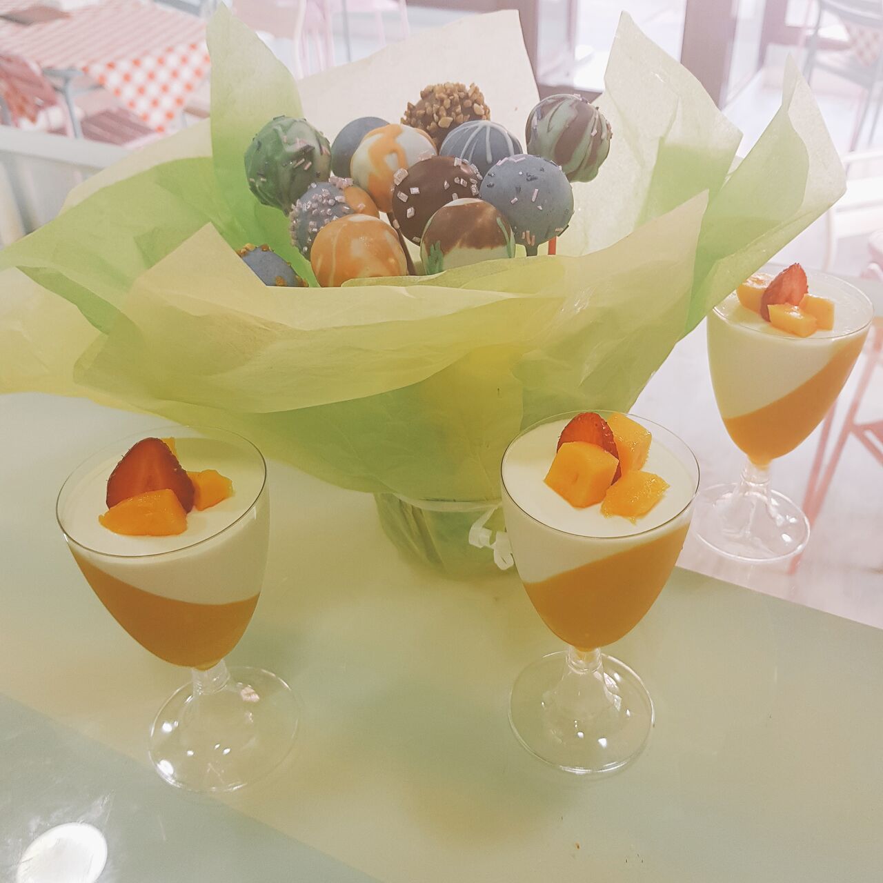 Refrescantes gelatinas y pannacottas hechas con fruta de temporada y suave crema de vainilla y unos deliciosos pop cakes..
