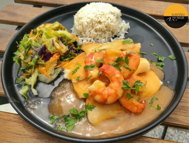 Lombinhos de pescada com aveludado molho de gambas